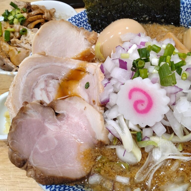 初代にぼ助】厳選煮干の背脂生姜醤油ラーメン！特製＆チャーシューご飯